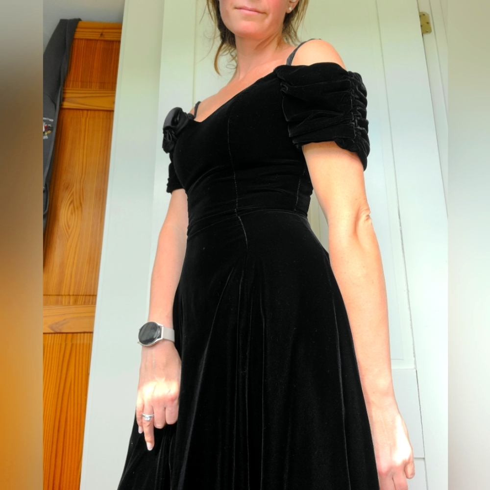 Vintage black velvet 80s cocktail dress